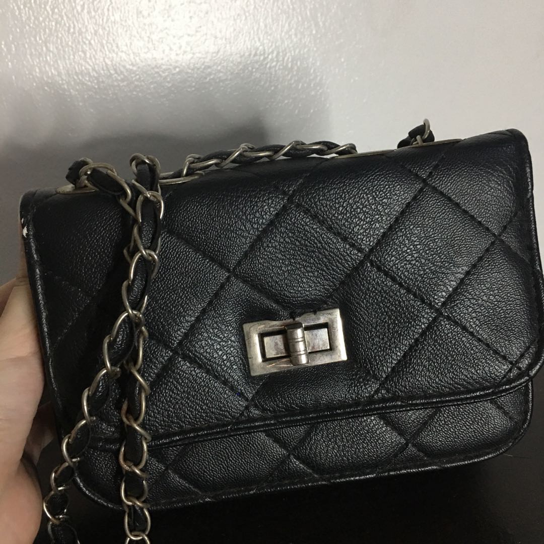 BLACK CHAIN MINI SLING BAG
