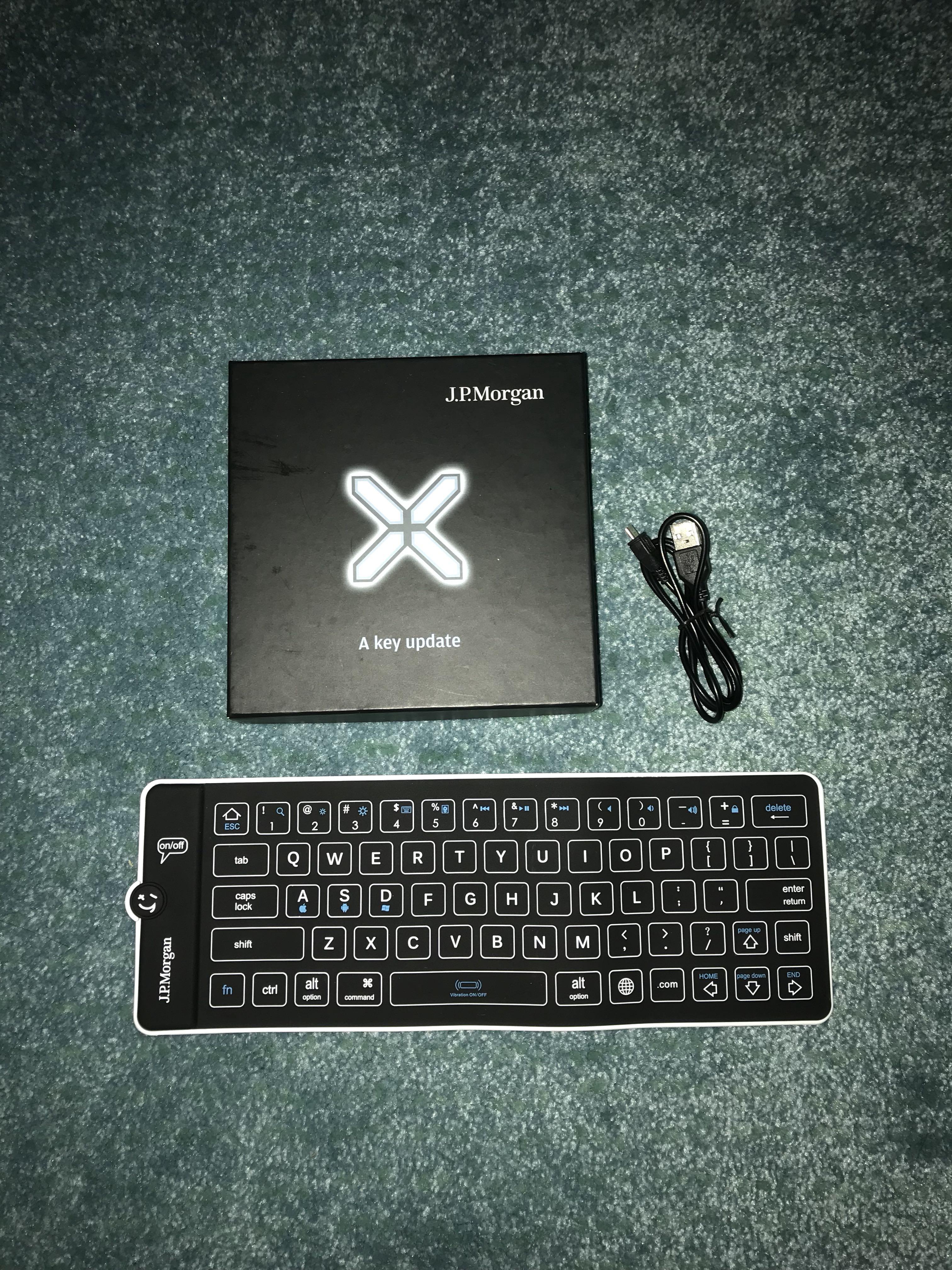 Bluetooth Keyboard (Category: Headphones & Headsets) located in Pasir Gudang. Submitted by razibod (Listing ID 1010363372, Image 1). Description: condition 9/10.