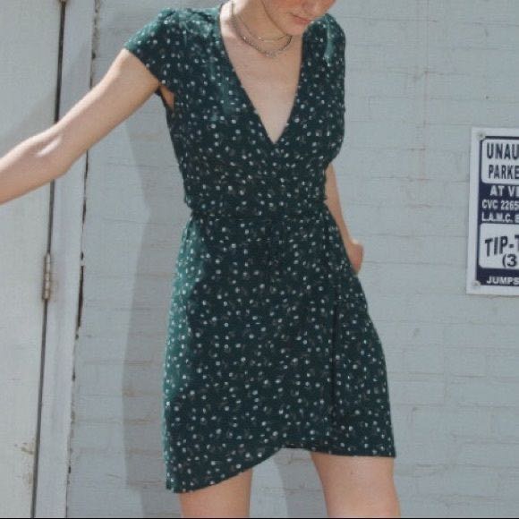 Brandy Melville Green Robbie Dress, 女裝, 連身裙 & 套裝, 連身短褲 Carousell