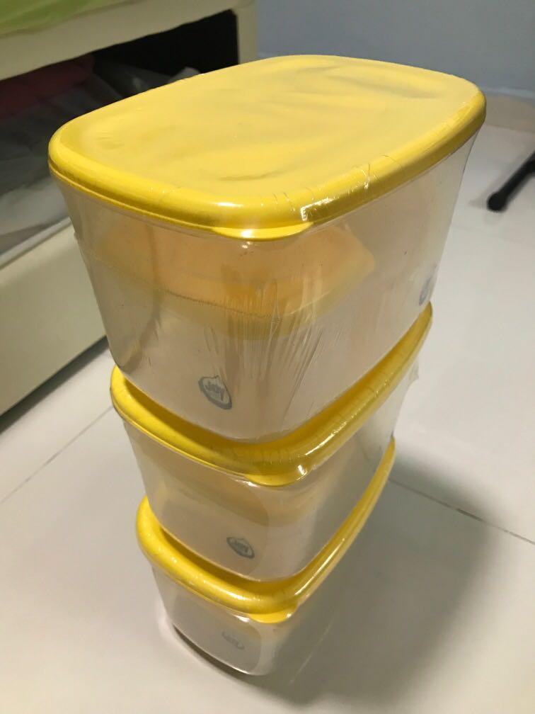 Plastic containers (Category: Food Organisation & Storage) located in Singapore. Submitted by lyradnat92 (Listing ID 1010379792, Image 1). Description: Brand New. Comes with smaller containers. All with plastic packaging intact. Selling 3 pcs for $16.