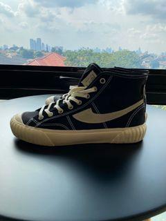 Sepatu Compass Vintage Hitam