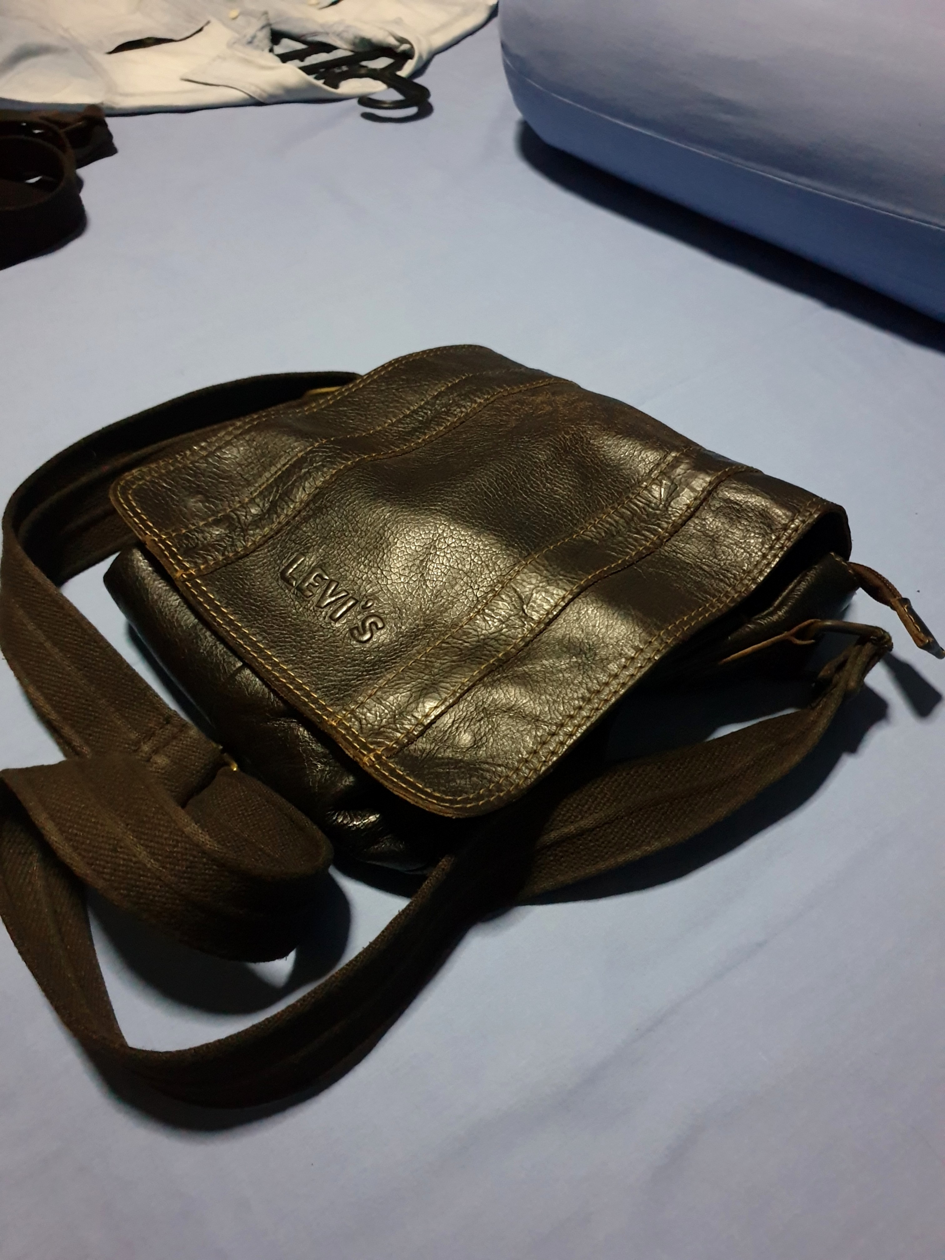 levis sling bag