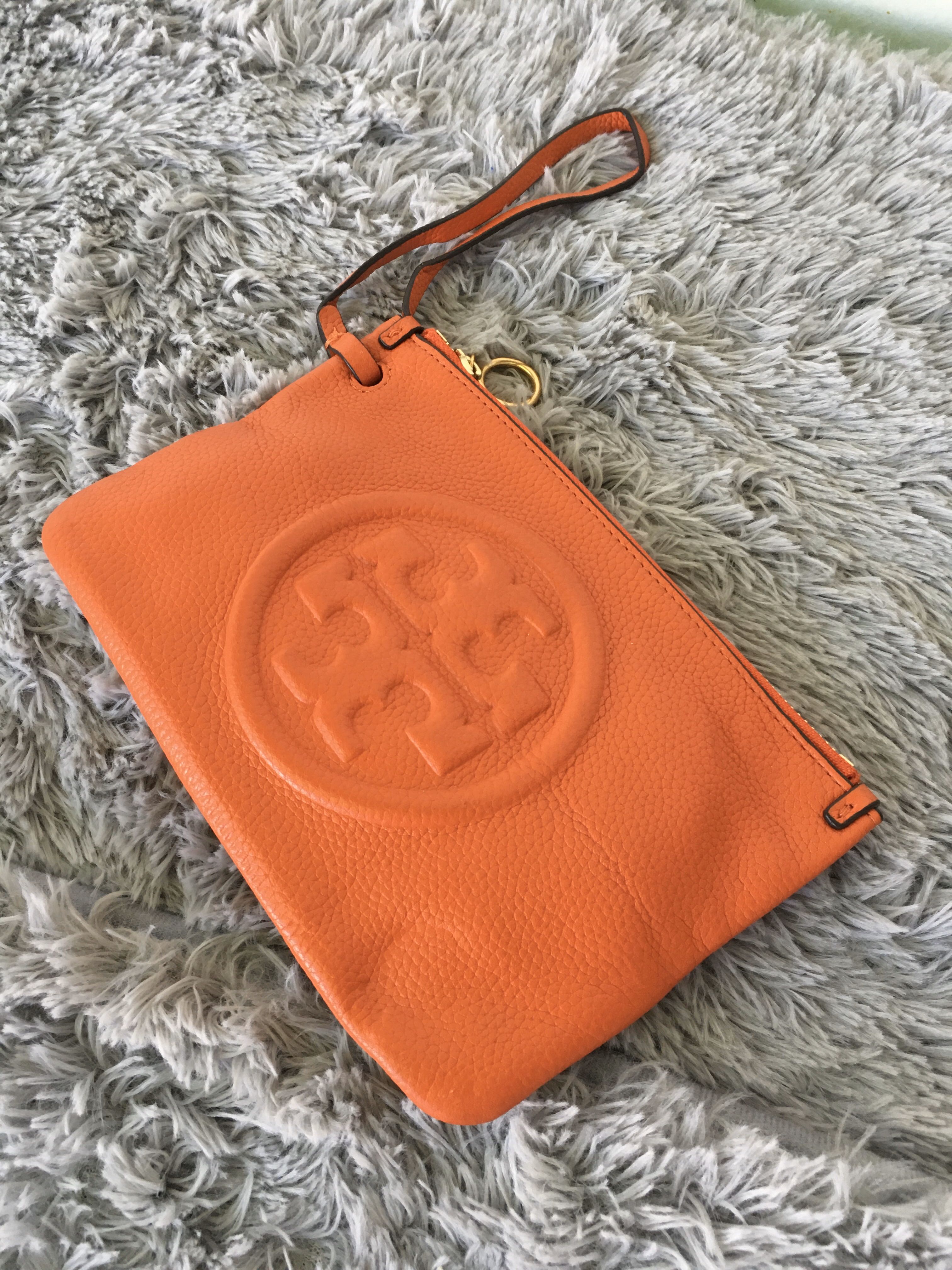 Tory Burch Wristlet Perry Bombe, Women's Fashion, Bags & Wallets, Wallets &  Card holders on Carousell