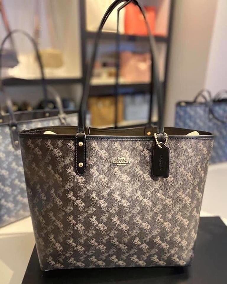 Reversible city tote with 2025 horse and carriage print