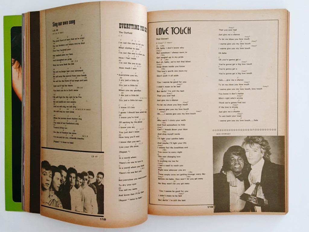 Buku lirik lagu jadul per item, Buku & Alat Tulis, Buku di Carousell