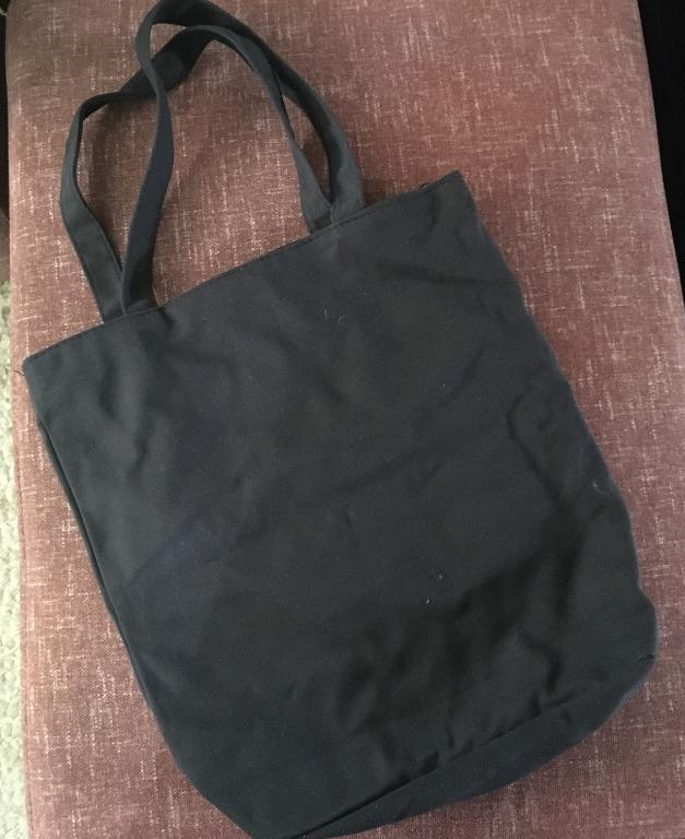 Hong Kong Tote Bag (Category: Luxury Bags & Wallets) located in Valenzuela. Submitted by lovedbyiyaa (Listing ID 1012617210, Image 3). Description: Shoulder Bag / Tote Bag Color: Black.