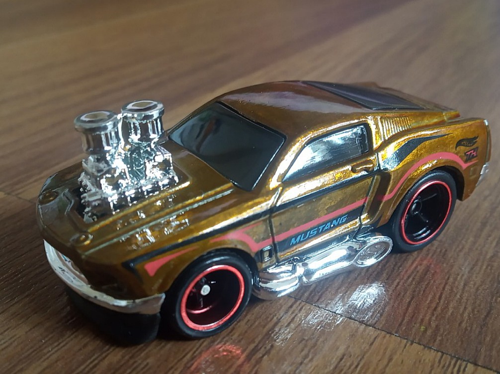 Hot Wheels 2018 Tooned 1968 Mustang Tooned Spectraflame Gold