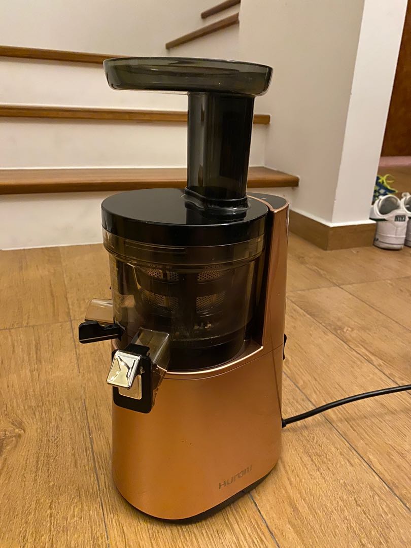Hurom slow juicer, Home Appliances, Kitchenware on Carousell