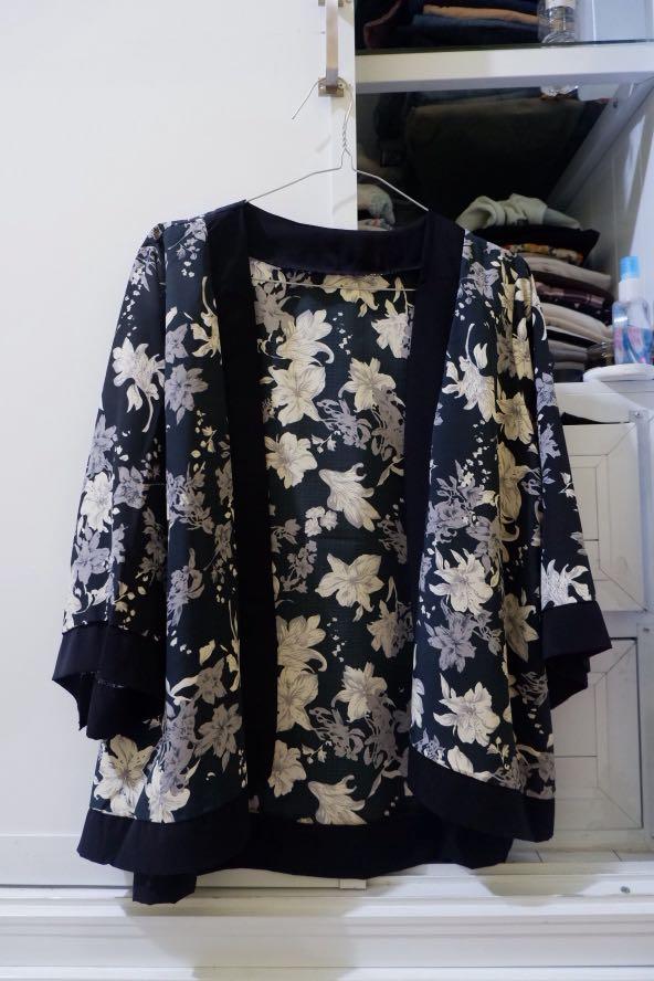 Outer Kimono Hitam Motif Bunga Fesyen Wanita Pakaian Wanita Baju Luaran Di Carousell