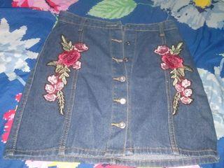 Skirt with floral patches