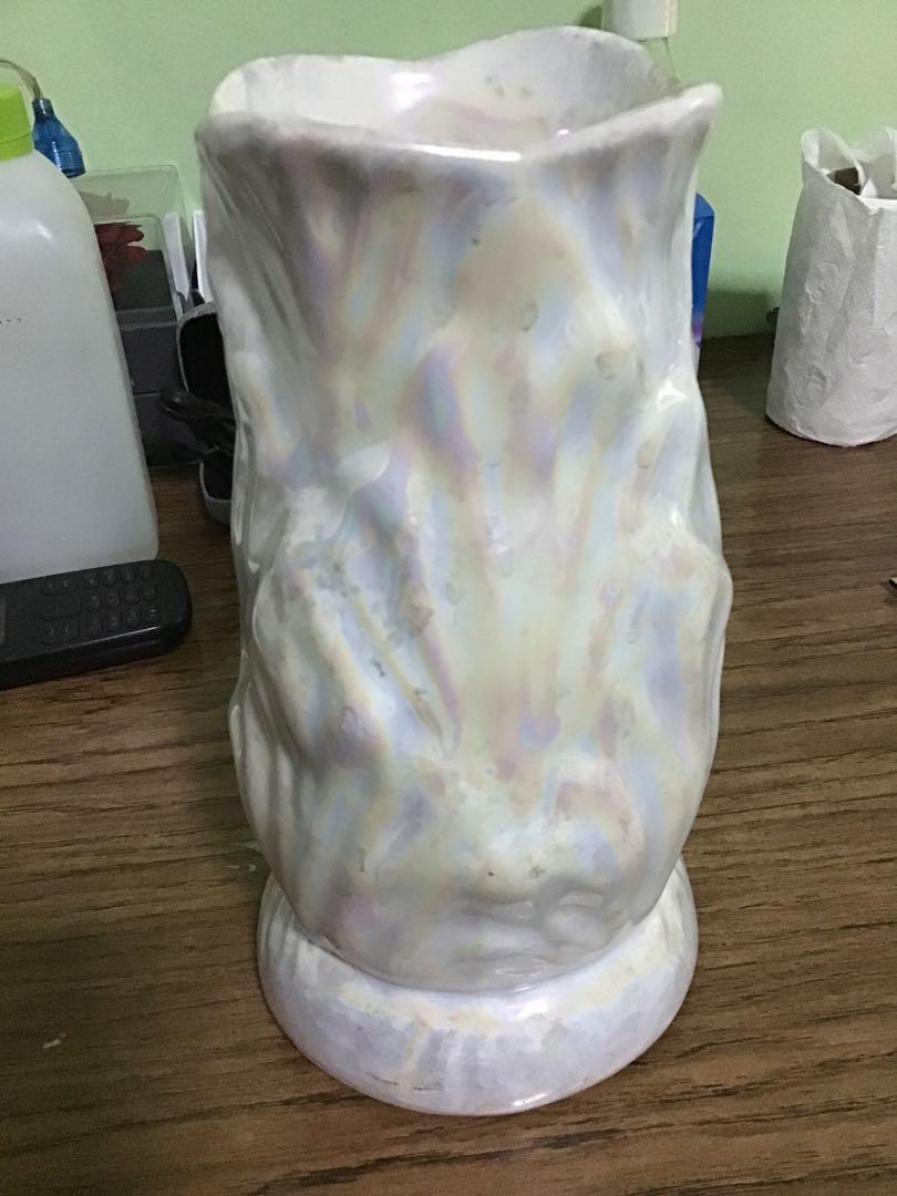 Flower vase (Category: Laundry Baskets) located in Quezon City. Submitted by therosa (Listing ID 1005605277, Image 3). Description: Ceramics 7 inches Near the bottom part a small chip of paint , see last picture Otherwise vase is ok.