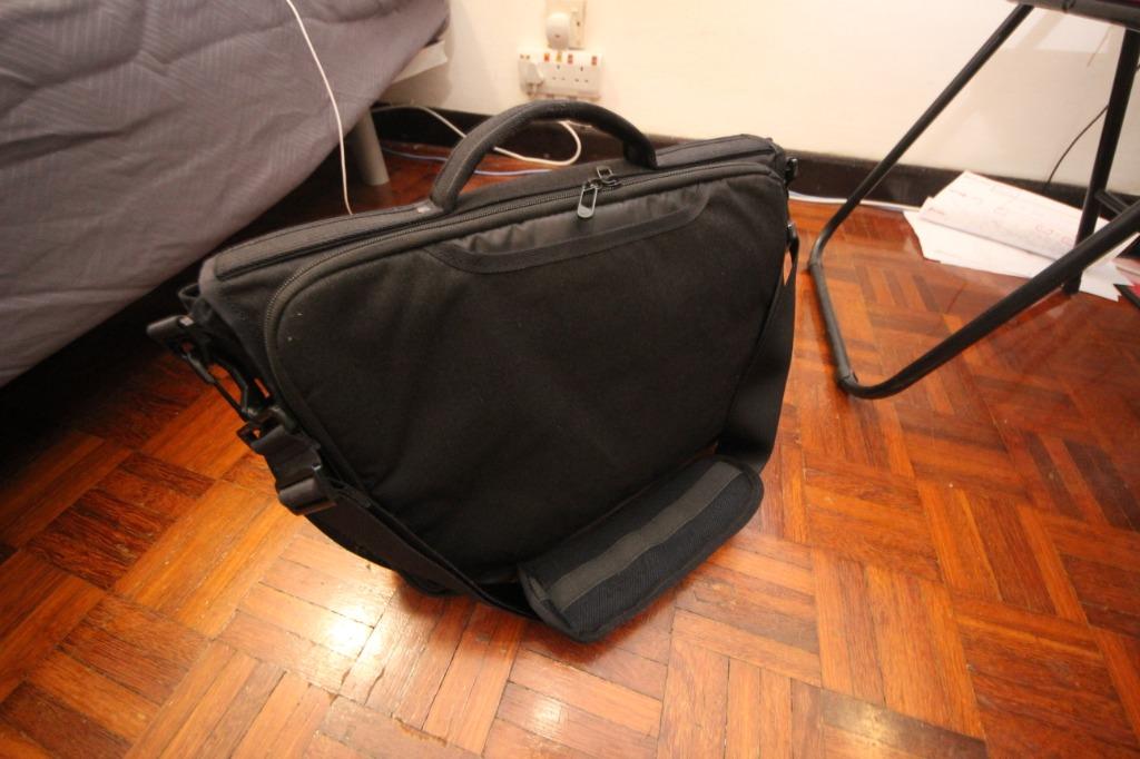 Nike departure deals messenger bag