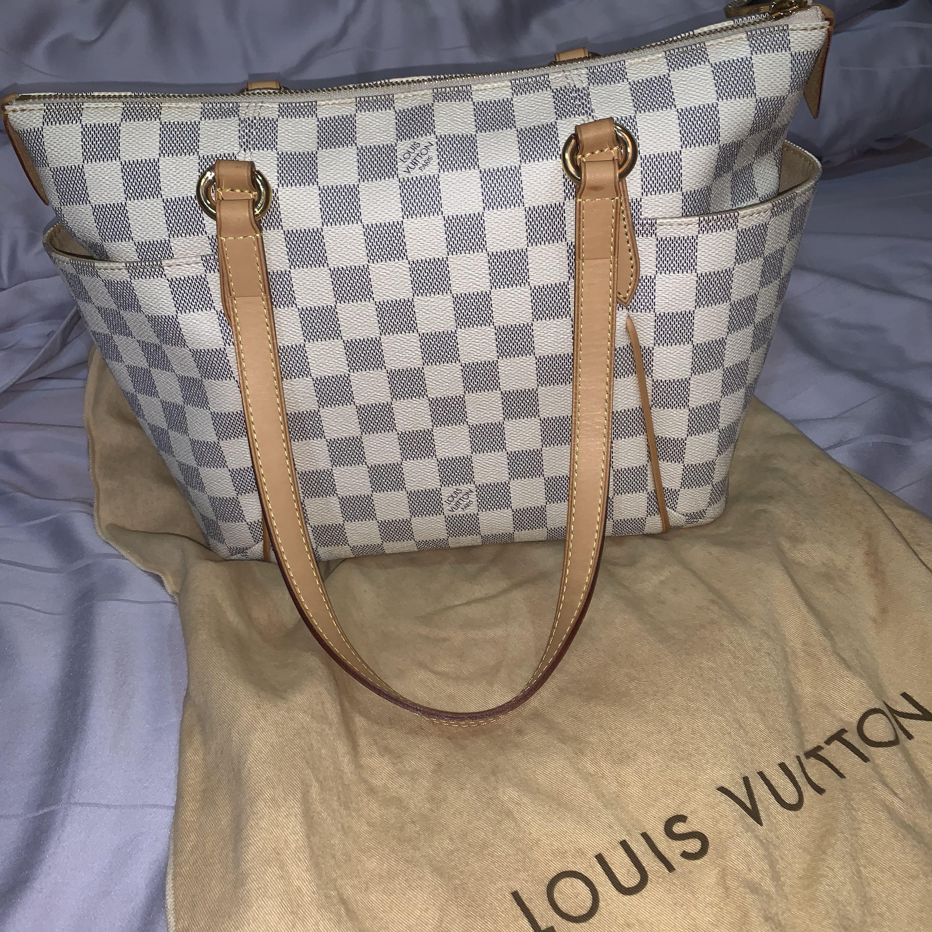 Louis Vuitton White Checkered Tote Bag, Women's Fashion, Bags & Wallets,  Tote Bags on Carousell