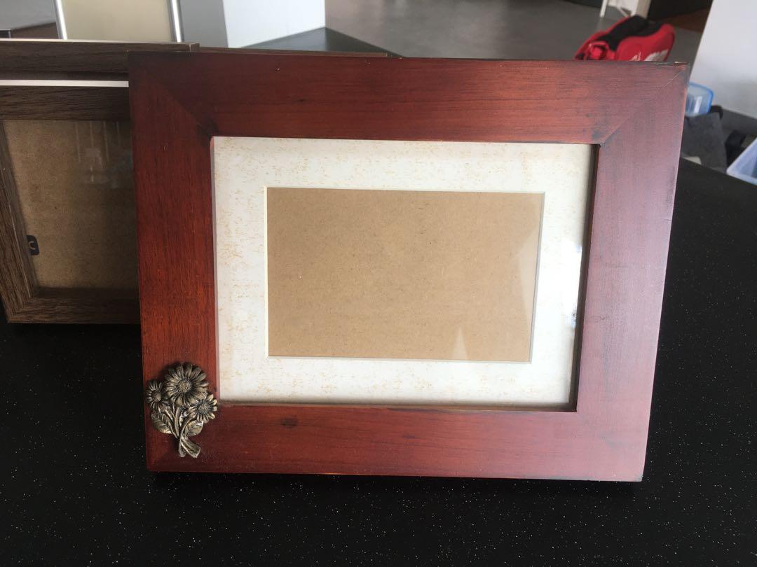 Picture frames (Category: Frames & Pictures) located in Singapore. Submitted by lpk24 (Listing ID 1012707291, Image 3). Description: What you see is what you get - 8 frames for $10 Self collect only .