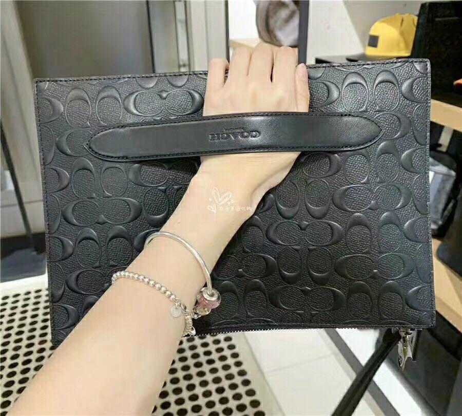 STRUCTURED POUCH IN SIGNATURE LEATHER (COACH F75914). BLACK 