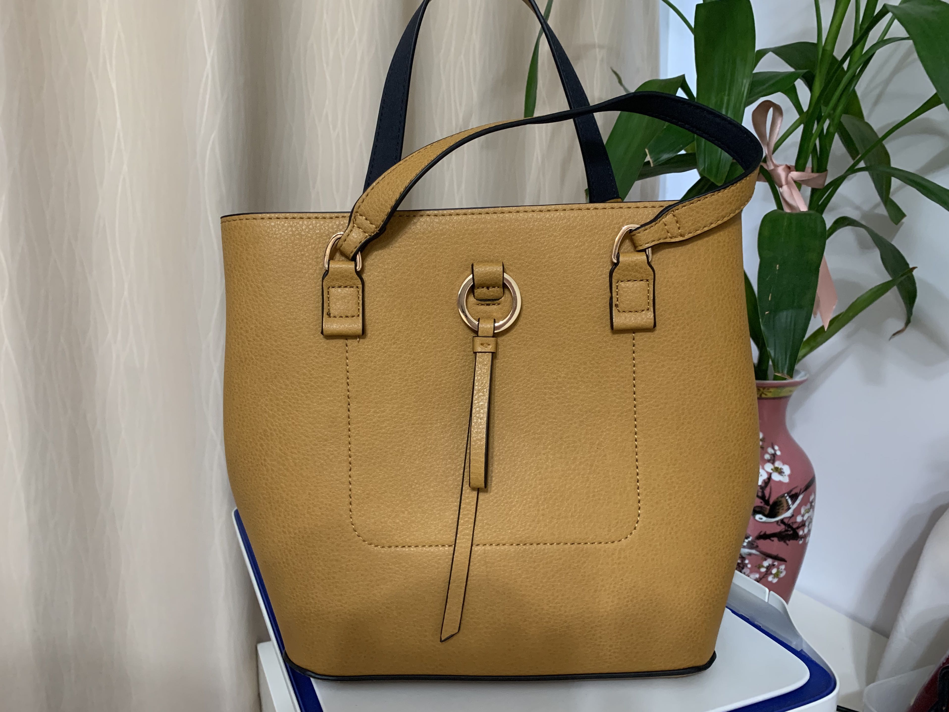 Accessorize London Yellow Sling Bag, 女裝, 女裝袋 ＆ 銀包 Carousell