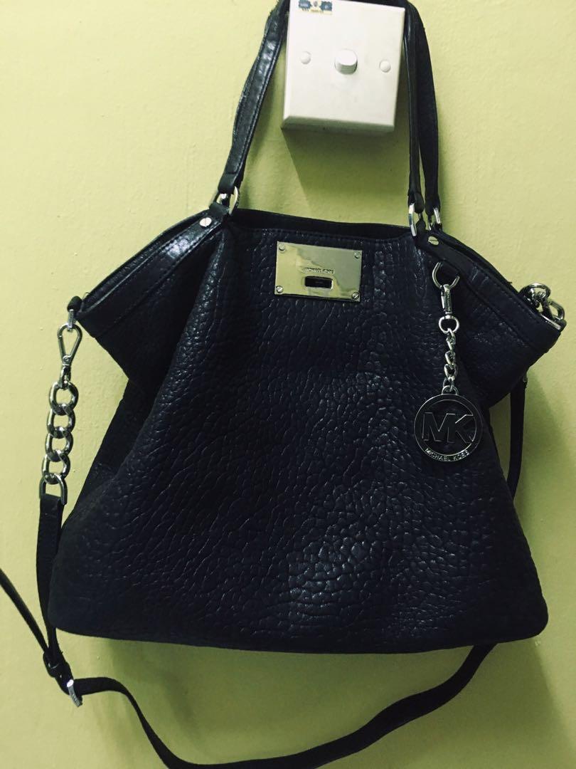 navy and white michael kors bag