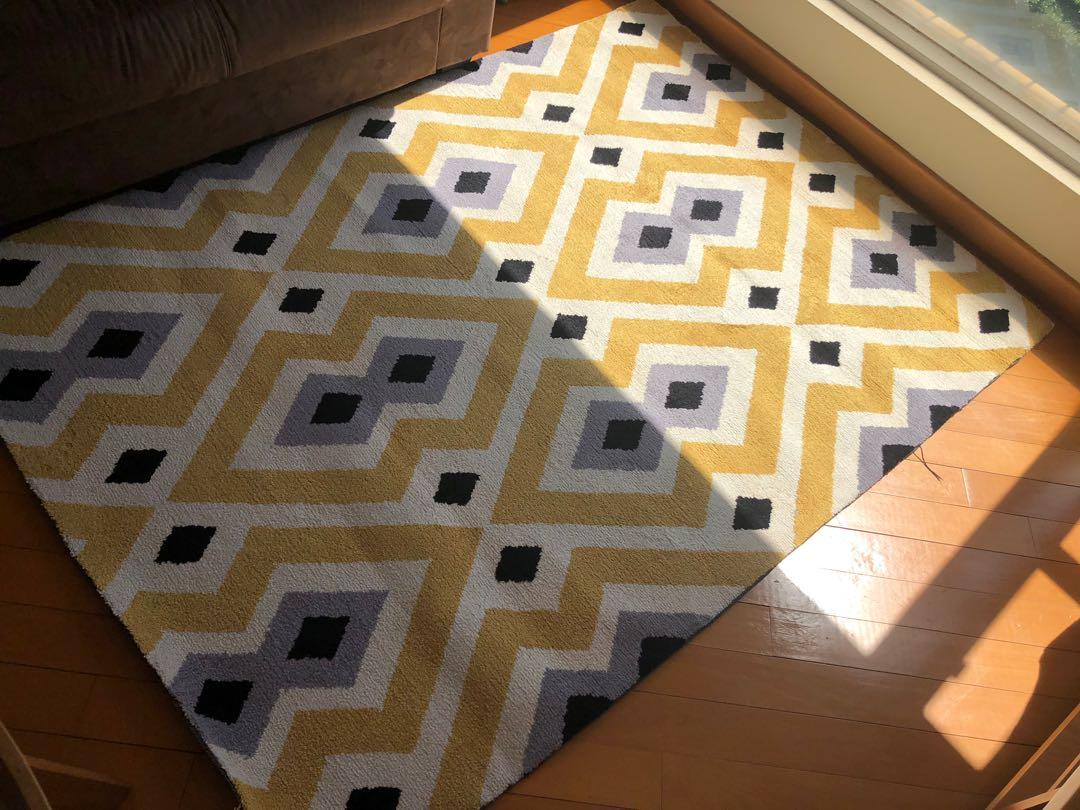 Carpet most comfortable and elegant, 傢俬＆家居, 廚具和餐具, 餐桌布和紡織布品 Carousell
