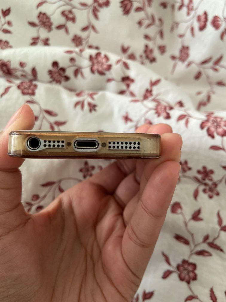 Iphone 5 (Category: iPhone Others) located in Kajang. Submitted by aihsyaah (Listing ID 1012917007, Image 2). Description: Iphone 5 Silver On off button problem Selling this because i need money Comes with free casing .