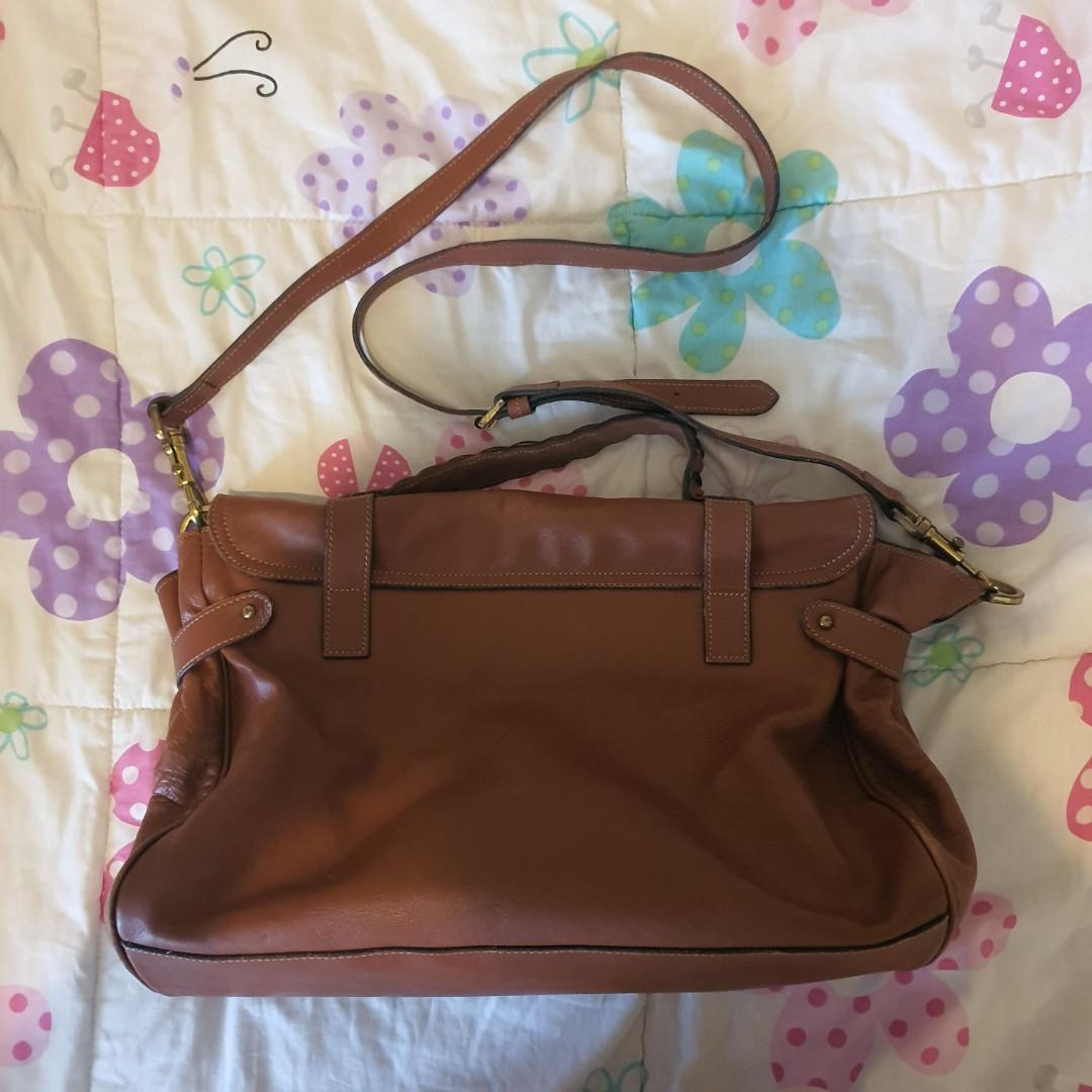 Authentic Mulberry Alexa (Category: Luxury Bags & Wallets) located in Manila. Submitted by denpaz (Listing ID 1013147844, Image 2). Description: Authentic Mulberry Alexa satchel bag with signs of use --thus priced low (see photos of piping and hardware) still slightly negotiable, please send in your offers. guaranteed authentic or money back.