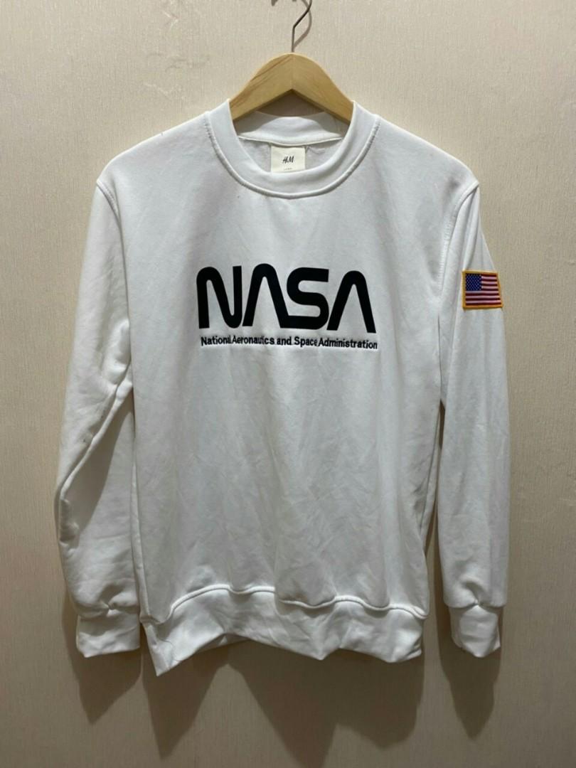Crewneck H M Nasa Fesyen Pria Pakaian Baju Luaran Di Carousell