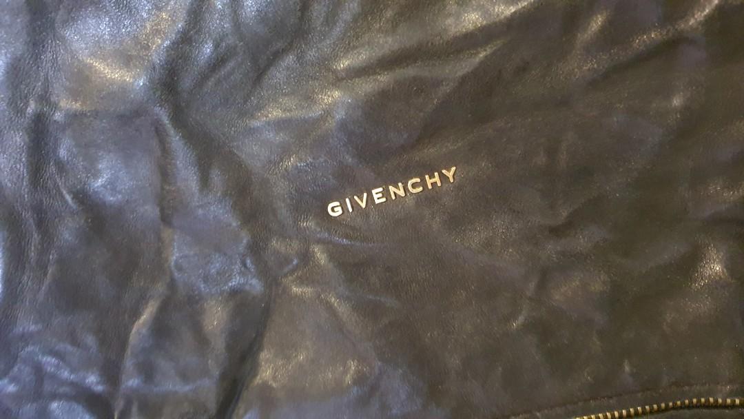 Givenchy Pandora Bag Large Black w/ Gold Hardware (Category: Luxury Bags & Wallets) located in Manila. Submitted by denpaz (Listing ID 1013146051, Image 2). Description: Authentic Givenchy Pandora Large Bag -Black with gold hardware -comes with dustbag RFS: decluttering Guaranteed Authentic or money back..
