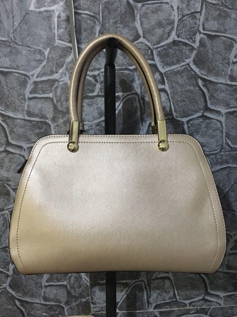 Howru, Women's Fashion, Bags & Wallets, Beach Bags on Carousell