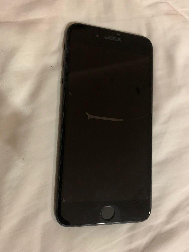 Iphone 7 Plus (Category: iPhone 7 Series) located in Singapore. Submitted by leexay (Listing ID 1013336849, Image 1). Description: good condition iphone 7 plus condition 7/10 no defects or any internal damage only one small crack at front everything working fine using for 1.5 years .