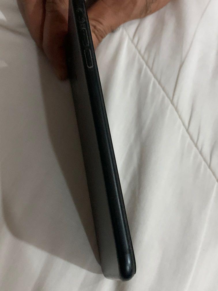 Iphone 7 Plus (Category: iPhone 7 Series) located in Singapore. Submitted by leexay (Listing ID 1013336849, Image 3). Description: good condition iphone 7 plus condition 7/10 no defects or any internal damage only one small crack at front everything working fine using for 1.5 years .
