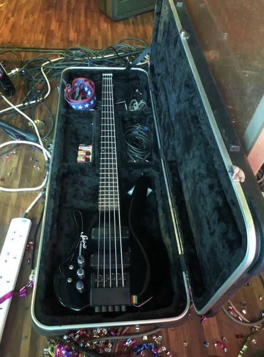 Headless bass store case