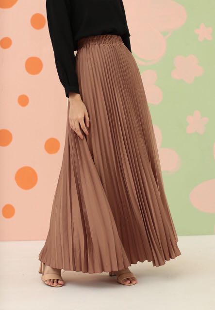 THE SURIA PLEATED SKIRT IN BROWN Women s Fashion Bottoms Skirts