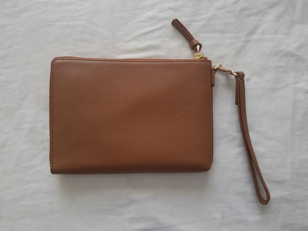 tory burch britten wristlet