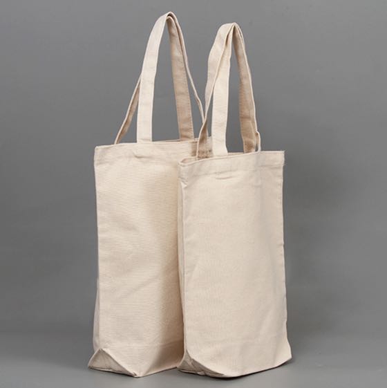 Tote bag with base clearance