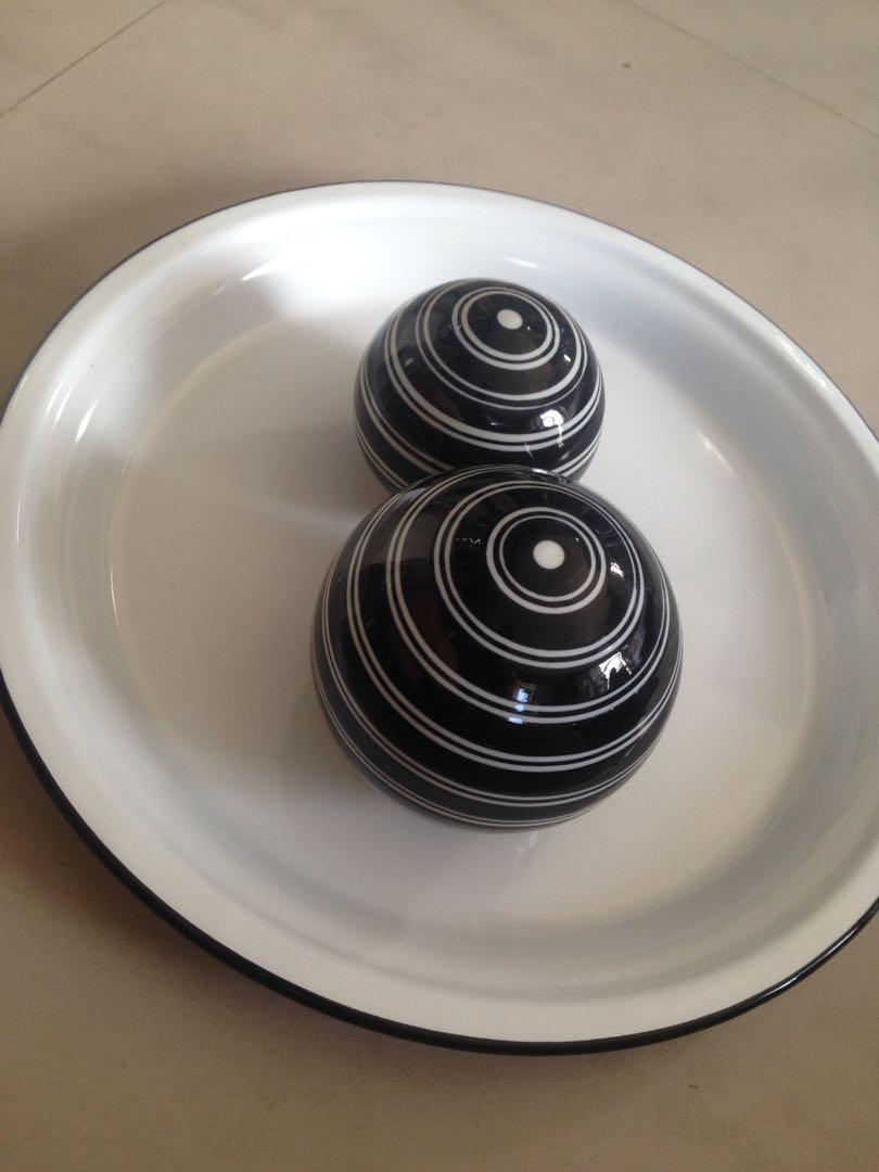 Crate & Barrel Circle Platter (Category: Other Kitchenware & Tableware) located in Makati City. Submitted by janille (Listing ID 1013401410, Image 3). Description: Brand New Size: 12" inches diameter *Does not include decorative balls, for display only.