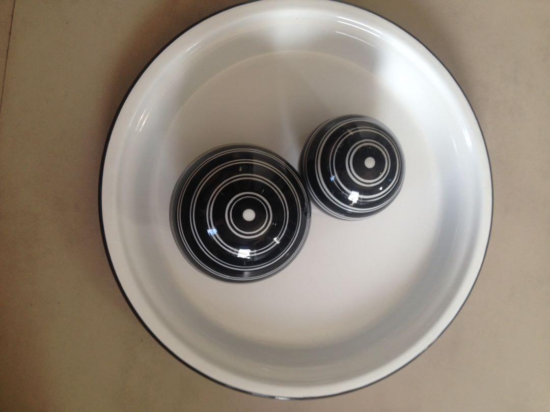 Crate & Barrel Circle Platter (Category: Other Kitchenware & Tableware) located in Makati City. Submitted by janille (Listing ID 1013401410, Image 2). Description: Brand New Size: 12" inches diameter *Does not include decorative balls, for display only.