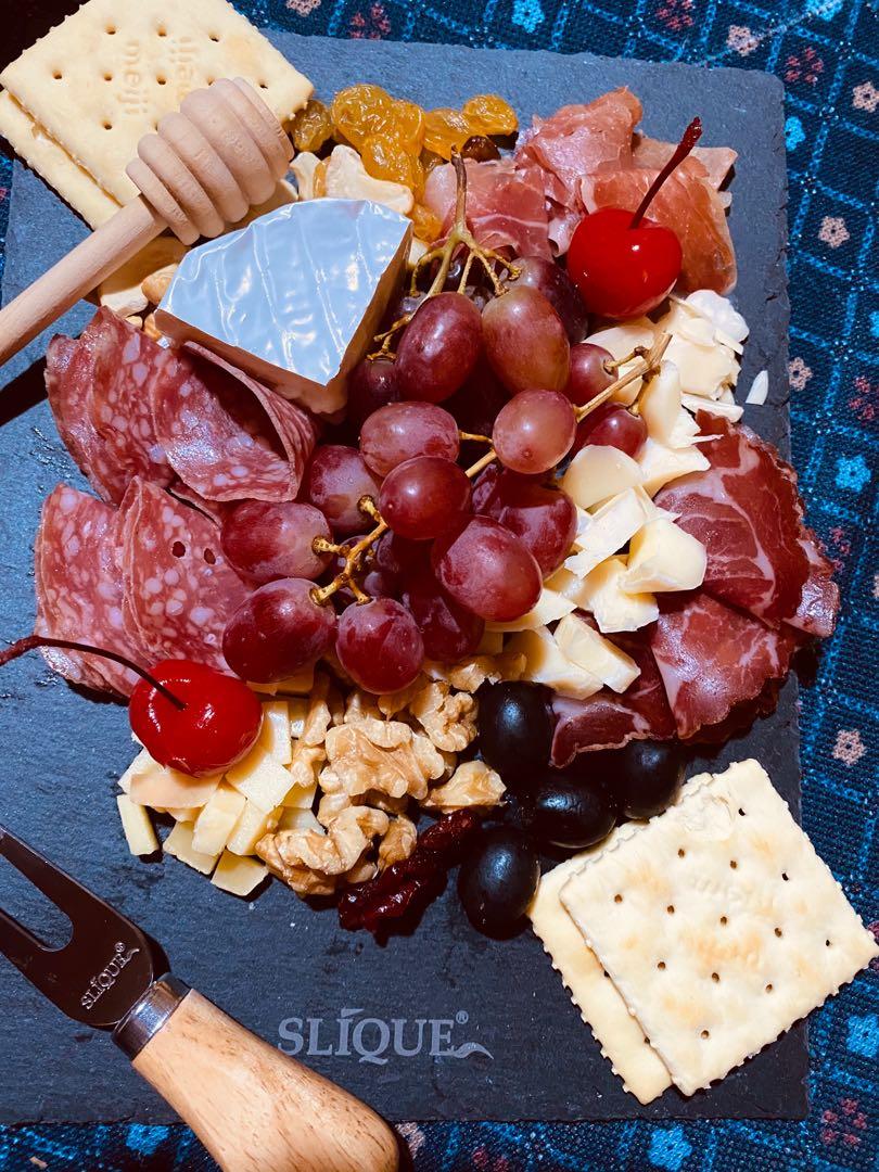 Grazing Box (Category: Local Eats) located in Quezon City. Submitted by gellyshot (Listing ID 1013632865, Image 2). Description: La Mar Rosa Ph is offering our graze boxes for Php 800. Perfect for 1-2 persons❤️ Pair it with the wine you love 🍷 .