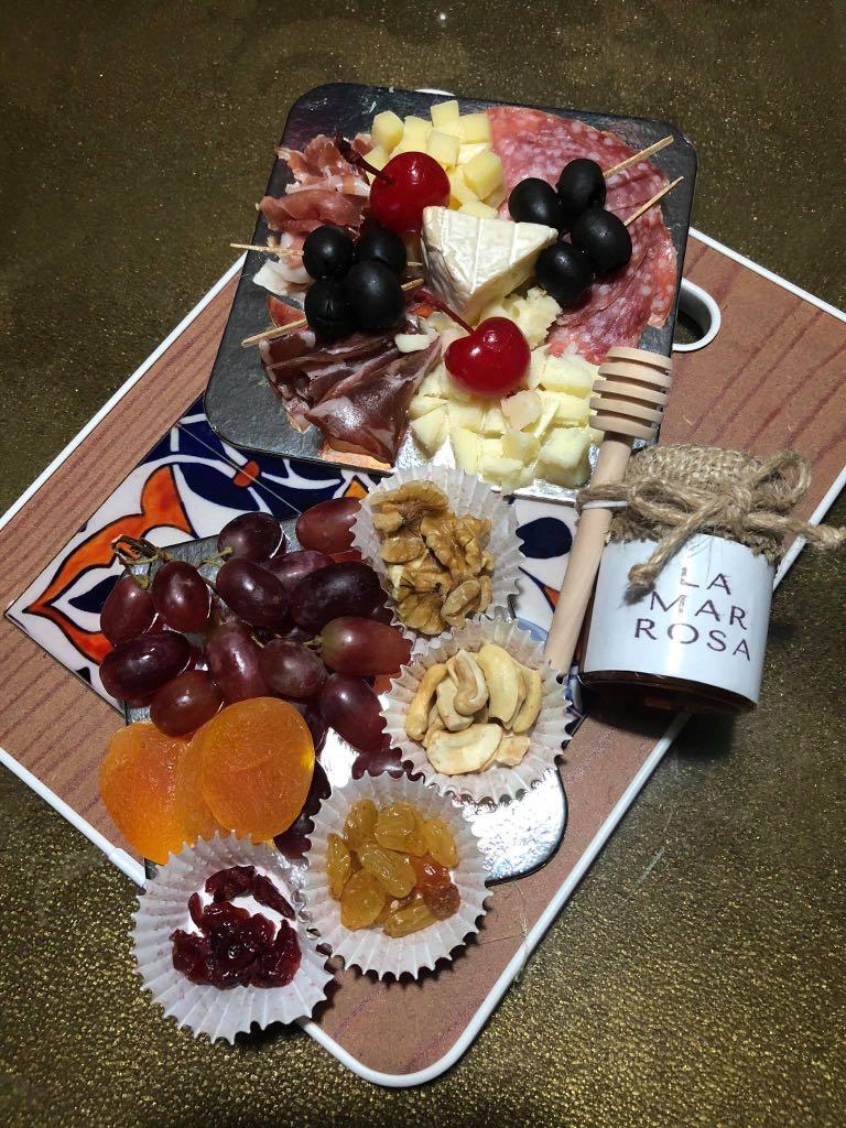 Grazing Box (Category: Local Eats) located in Quezon City. Submitted by gellyshot (Listing ID 1013632865, Image 1). Description: La Mar Rosa Ph is offering our graze boxes for Php 800. Perfect for 1-2 persons❤️ Pair it with the wine you love 🍷 .