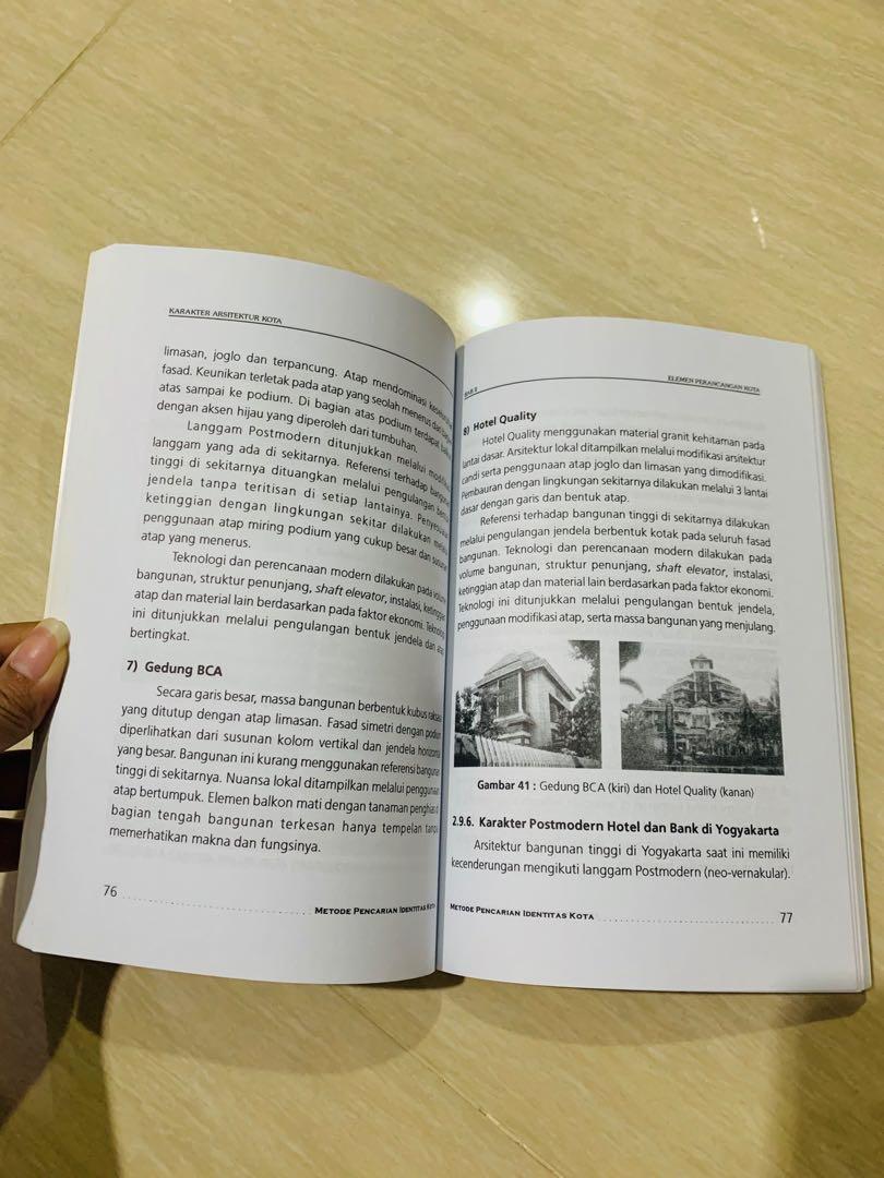 Gambar sampul buku Karakter Arsitektur Kota