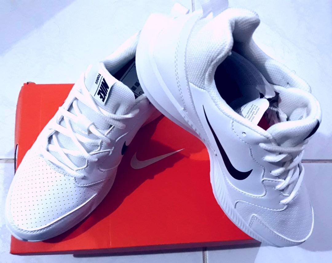 nike todos white shoes