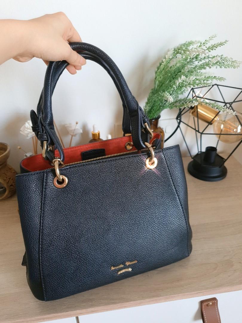 Samantha Thavasa Leather bag