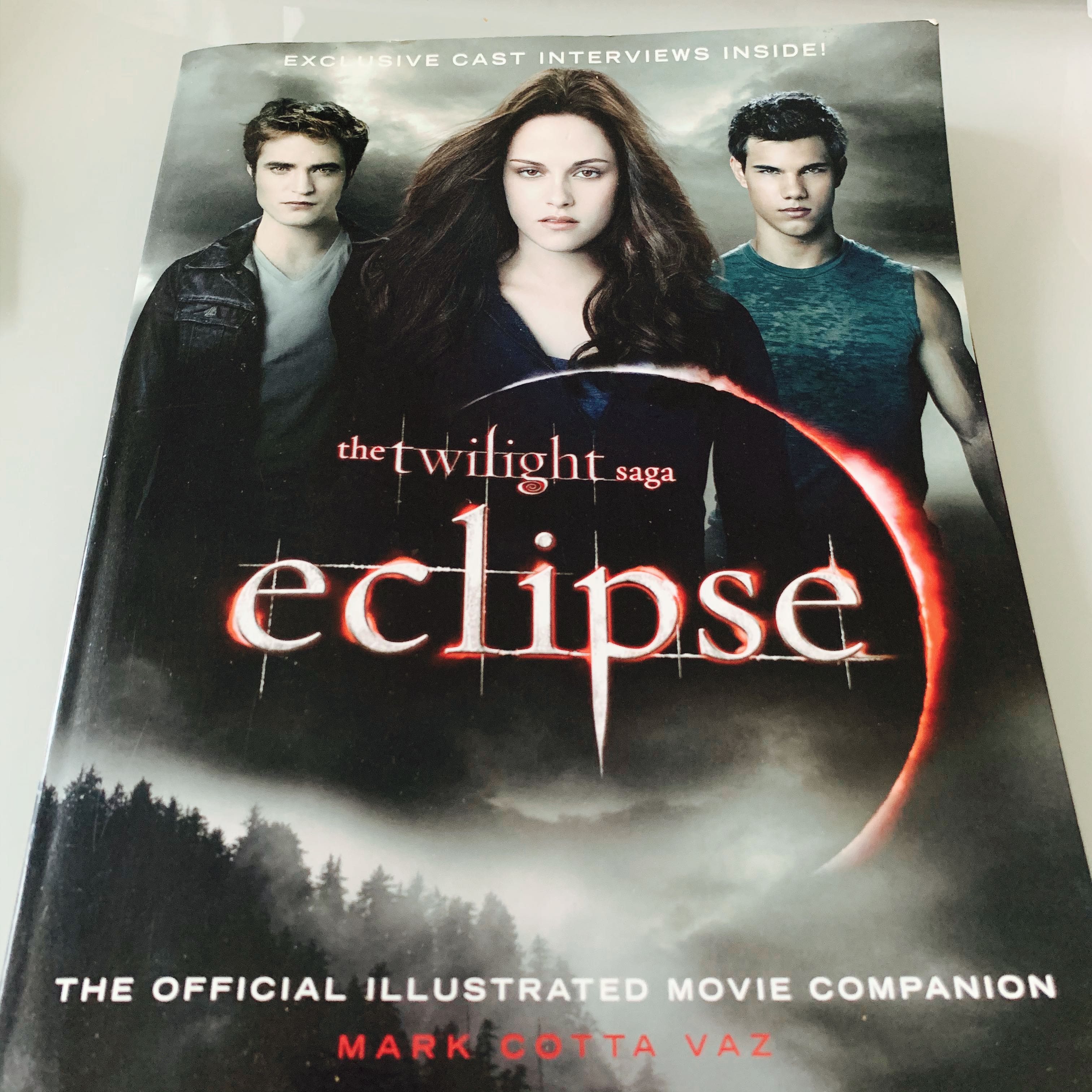 The Twilight Saga: Eclipse - The Official Illustrated Movie Companion,  Hobbies & Toys, Books & Magazines, Fiction & Non-Fiction on Carousell