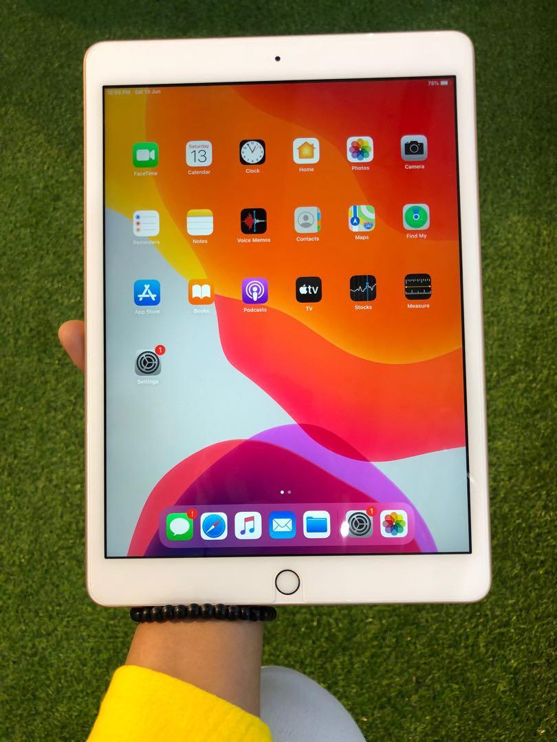 iPad 7th generation (Category: iPad) located in Kuala Lumpur. Submitted by aliya1901 (Listing ID 1013674145, Image 2). Description: iPad 7th Generation - RM1550 - Wi-fi only - 32gb - Warranty apple till January 2021 - Fullset original ✔️Owner baru pakai 5 bulan ✔️Accept trade in ✔️Cod & walk-in available ✔️Trusted seller Cod📍Seluruh kuala lumpur & sekitar selangor Walk-in📍Pertama complex, Jalan tunku abdul rahman, 50100 Kuala Lumpur. Berminat? 