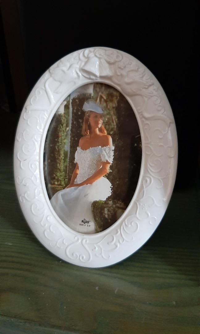 Photo Frames (Category: Everything Else) located in Singapore. Submitted by ros2324 (Listing ID 1013720207, Image 1). Description: 3 items listed. Oval shaped $10.00 2 others @$5.00 w/o boxes.