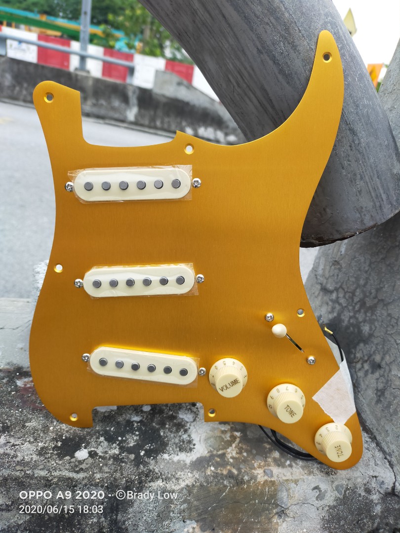 Squier Stratocaster Classic Vibe 50s Gold Anodized Pickguard, Hobbies