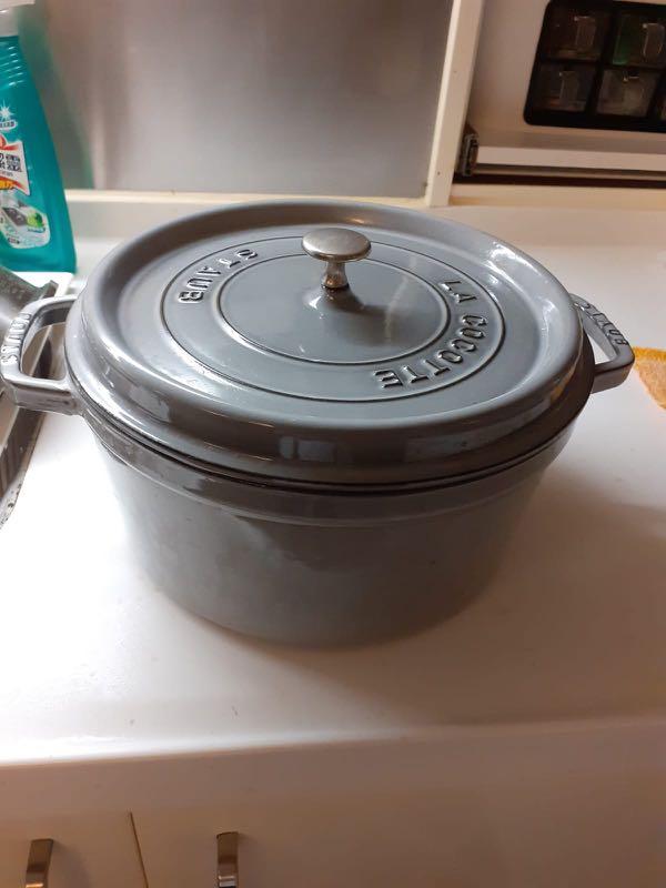 Staub La Cocotte圓形鑄鐵鍋28cm, 傢俬＆家居, 廚具和餐具, 炊具及配件