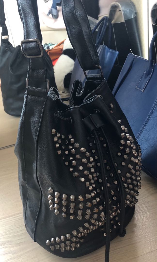 NM STUDDED BUCKET BAG