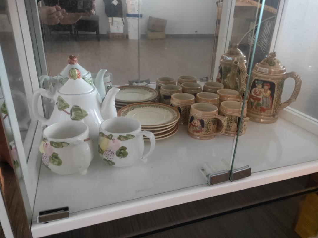 Tea set .( Two types ) (Category: Coffee & Tea Tableware) located in Singapore. Submitted by cutexue (Listing ID 1013715708, Image 1). Description: two types of tea set for you to choose..
