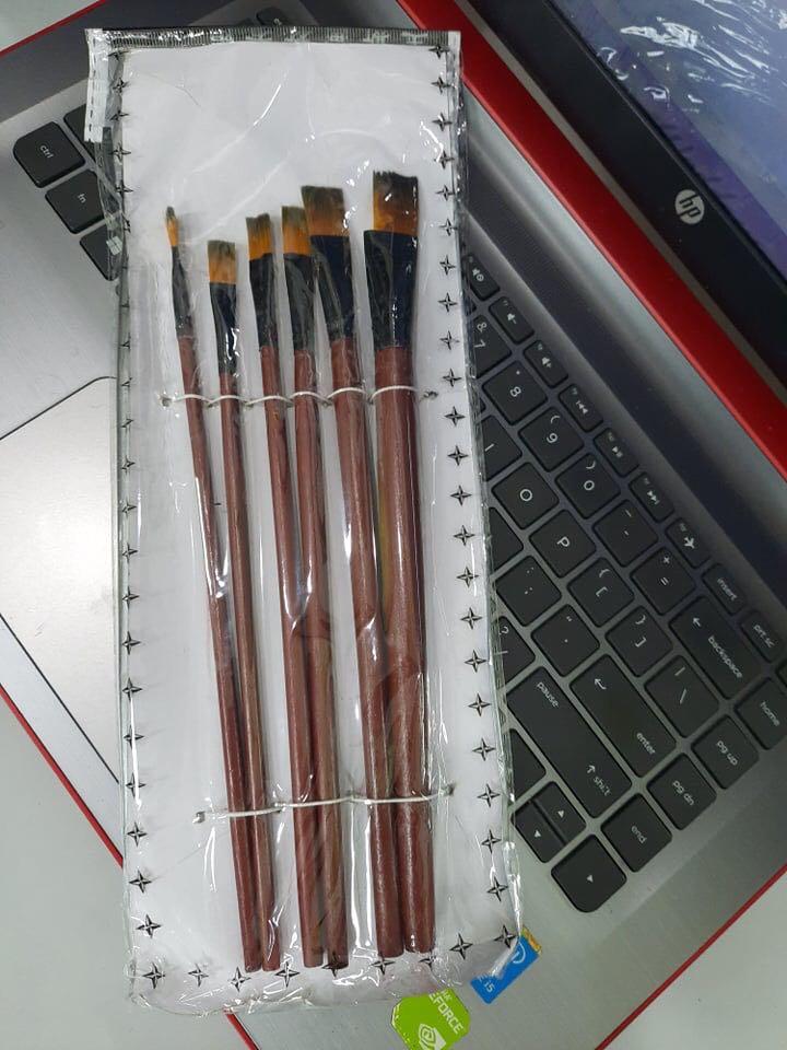 6-pcs Flat Brush Set (Category: Makeup) located in Mandaluyong City. Submitted by kayeson (Listing ID 1014069780, Image 1). Description: 6pieces flat brush set.