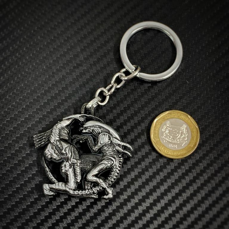 Brand New Aliens Versus Predator Avp Double Sided Metal Keychain Everything Else On Carousell