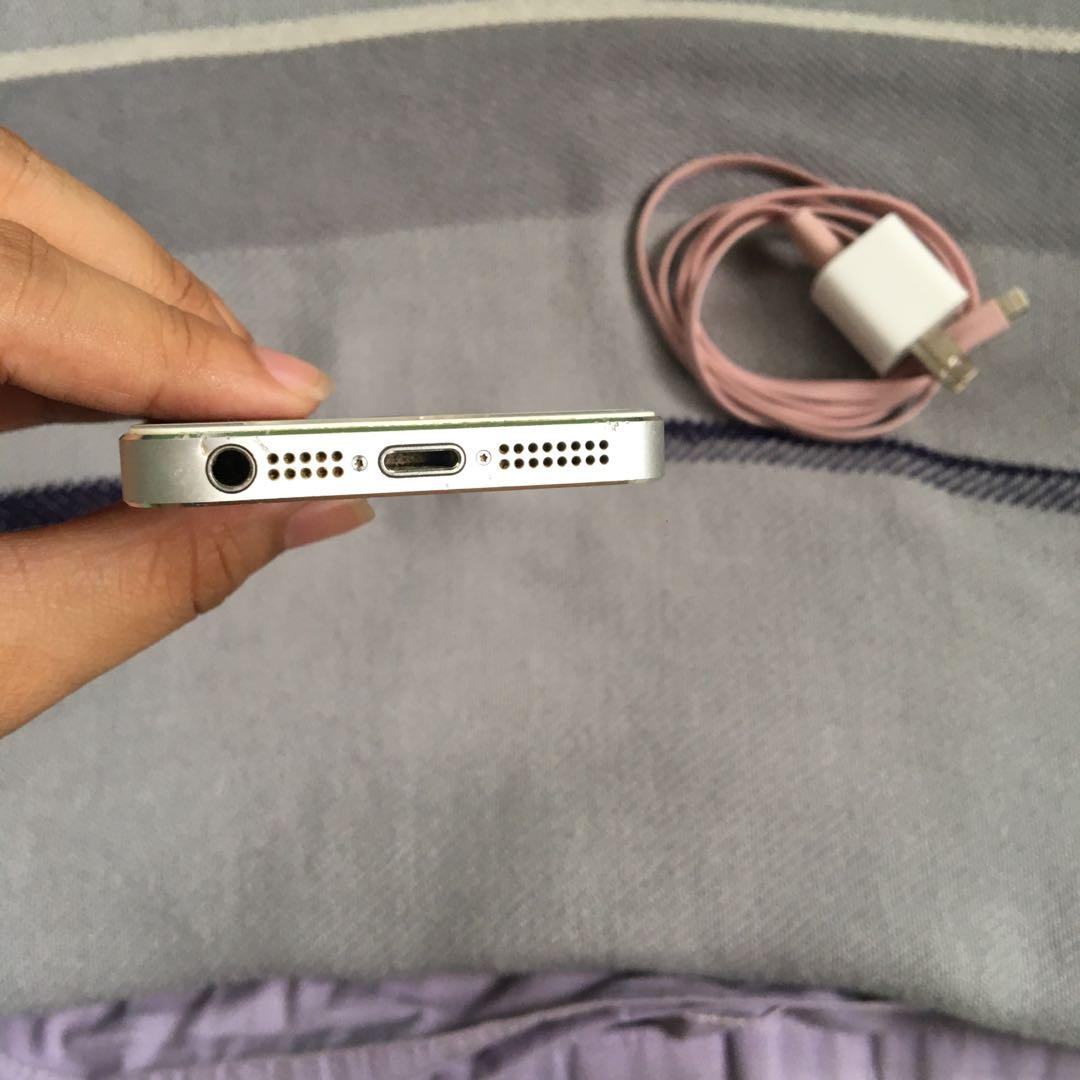 iPhone 5s (Category: Others) located in Cebu City. Submitted by preloved_clothes_etc (Listing ID 1013944768, Image 3). Description: -The phone is dili openline so need og gpp or ipa openline -Unit and charger only -The tempered glass has cracks pwede ra ma change/mapalitan -Price is negotiable -Message me for more photos .